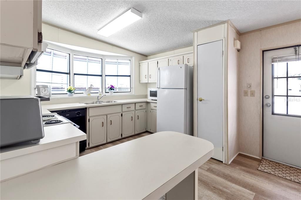 For Sale: $214,900 (2 beds, 2 baths, 1296 Square Feet)