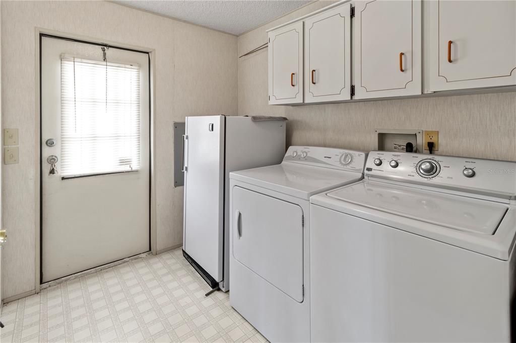 For Sale: $214,900 (2 beds, 2 baths, 1296 Square Feet)