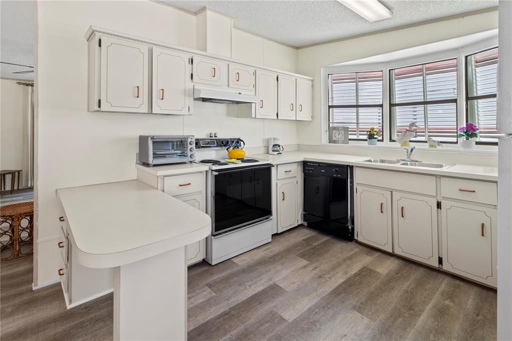 For Sale: $214,900 (2 beds, 2 baths, 1296 Square Feet)
