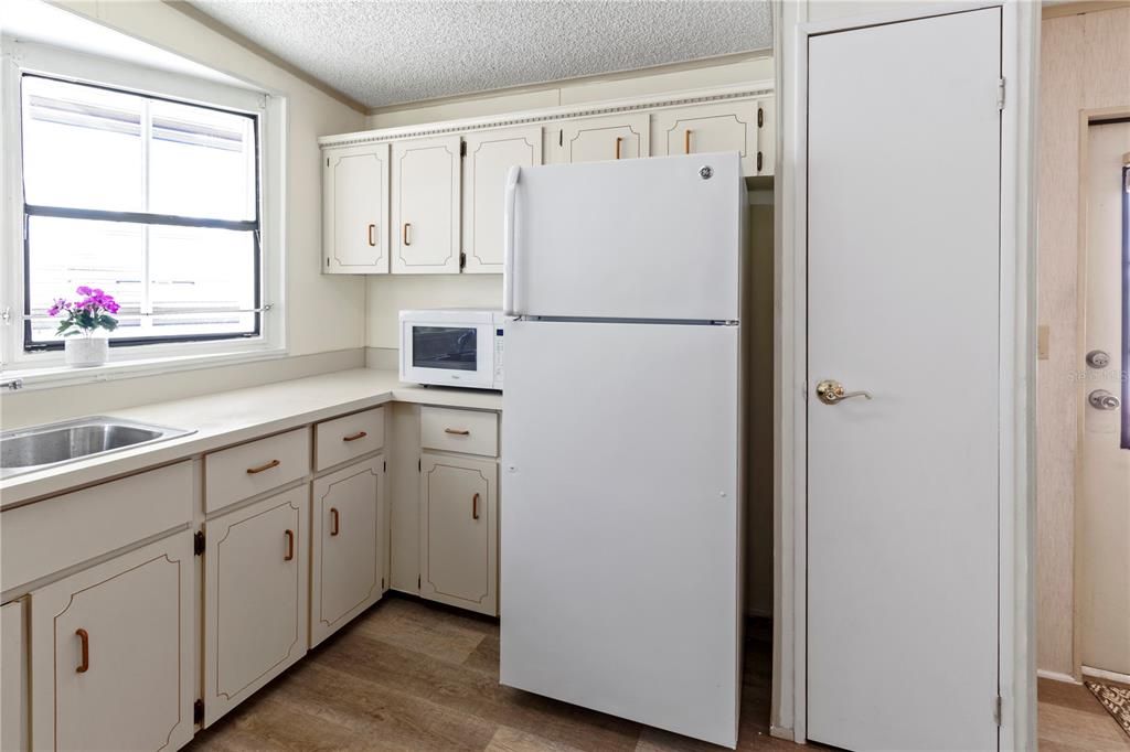 For Sale: $214,900 (2 beds, 2 baths, 1296 Square Feet)