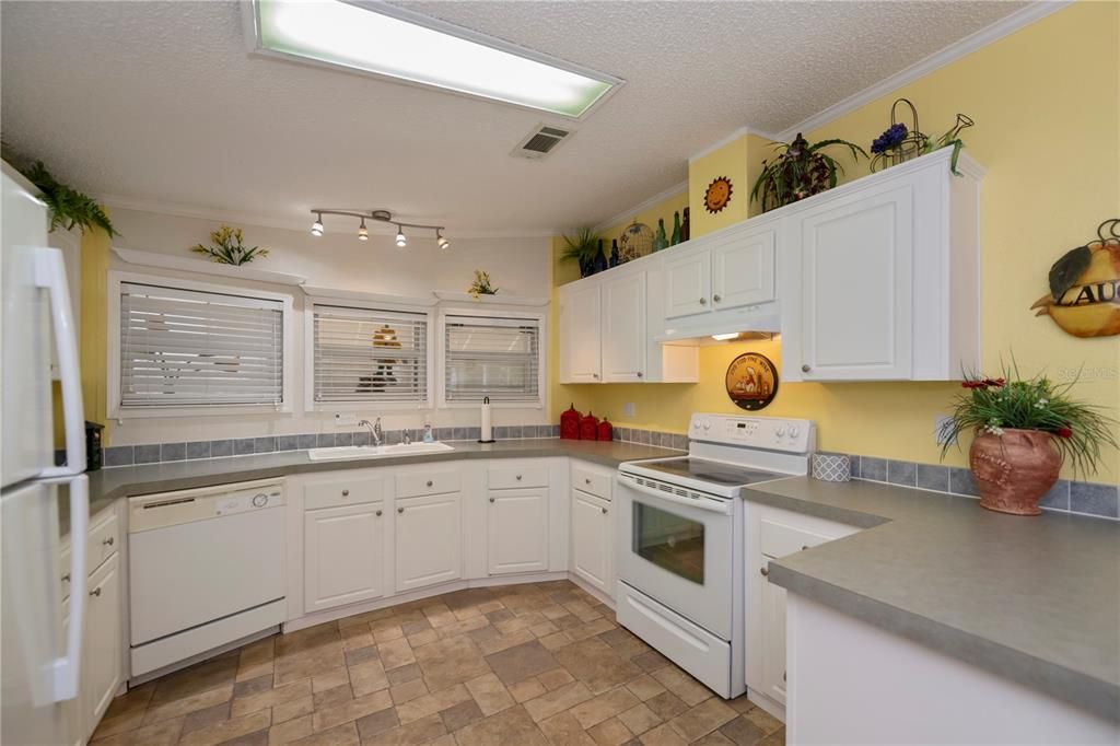 For Sale: $229,900 (2 beds, 2 baths, 1188 Square Feet)