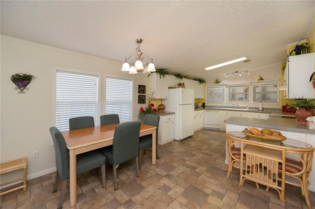 For Sale: $229,900 (2 beds, 2 baths, 1188 Square Feet)