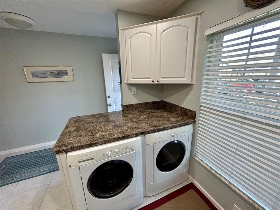 For Sale: $195,000 (2 beds, 2 baths, 935 Square Feet)