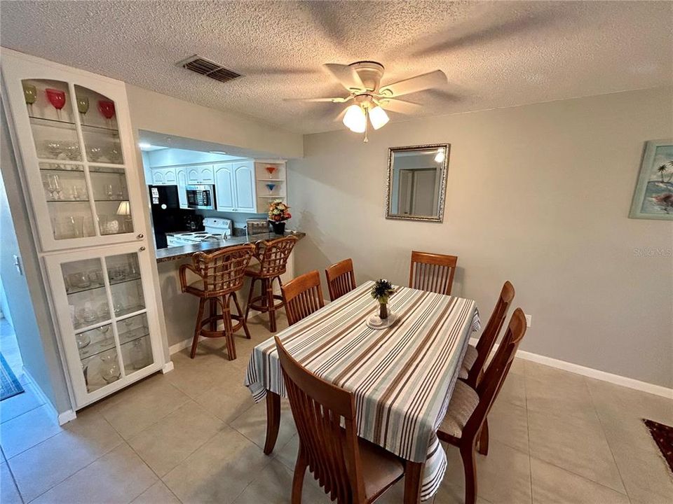 For Sale: $195,000 (2 beds, 2 baths, 935 Square Feet)