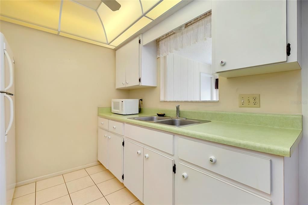 For Sale: $250,000 (2 beds, 2 baths, 1095 Square Feet)