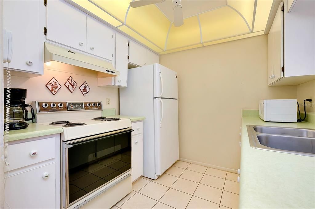 For Sale: $250,000 (2 beds, 2 baths, 1095 Square Feet)