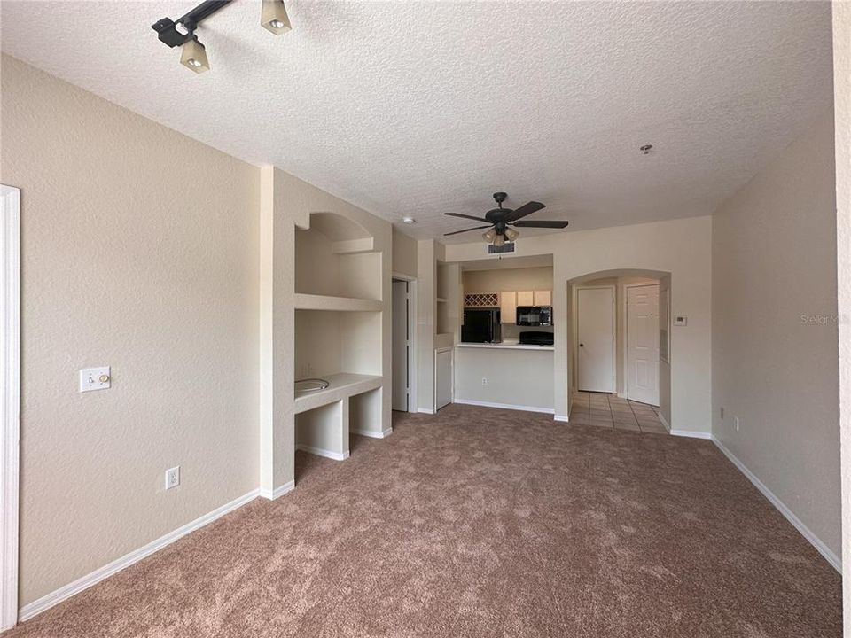 For Sale: $134,000 (1 beds, 1 baths, 702 Square Feet)