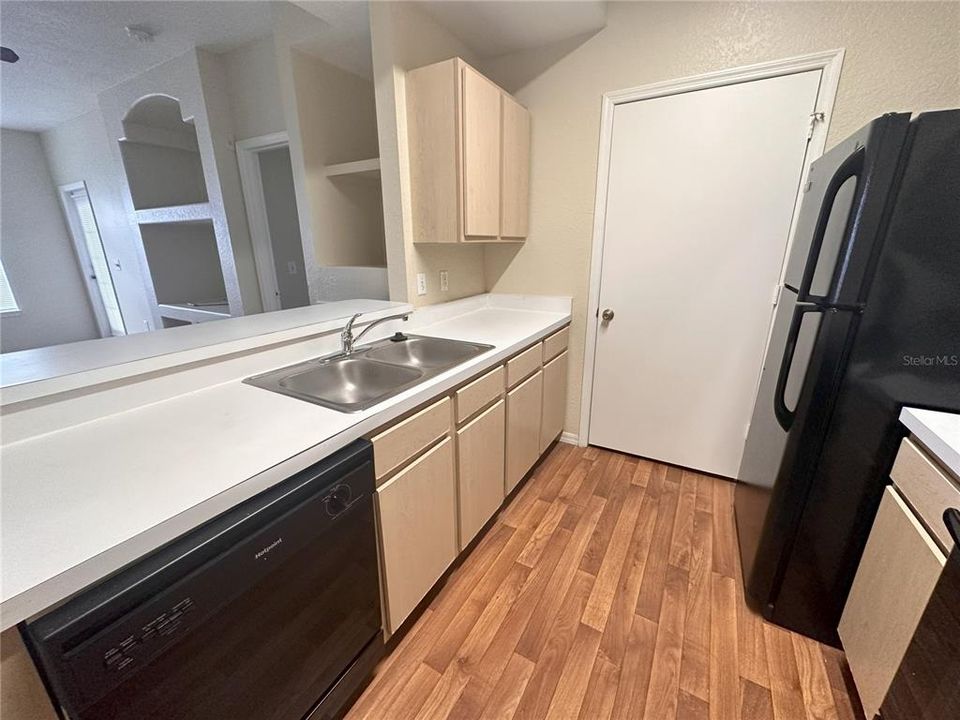 For Sale: $134,000 (1 beds, 1 baths, 702 Square Feet)