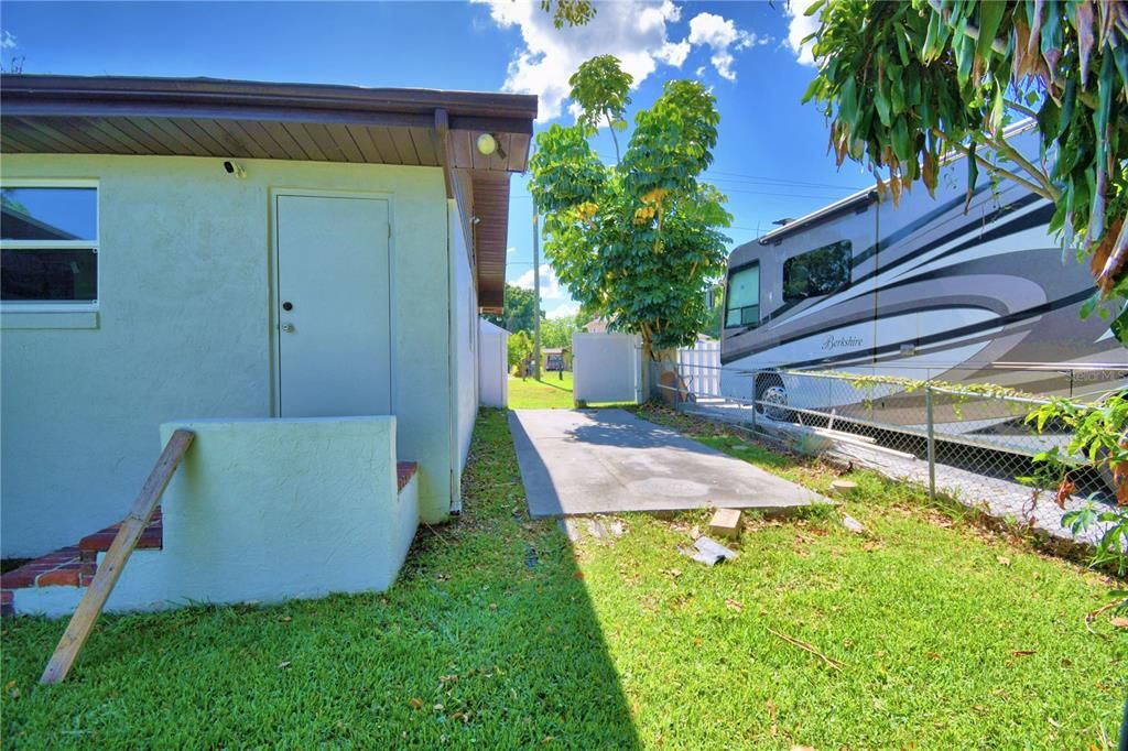 Active With Contract: $488,900 (3 beds, 3 baths, 1752 Square Feet)