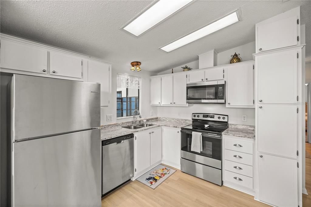 For Sale: $275,000 (2 beds, 2 baths, 1468 Square Feet)