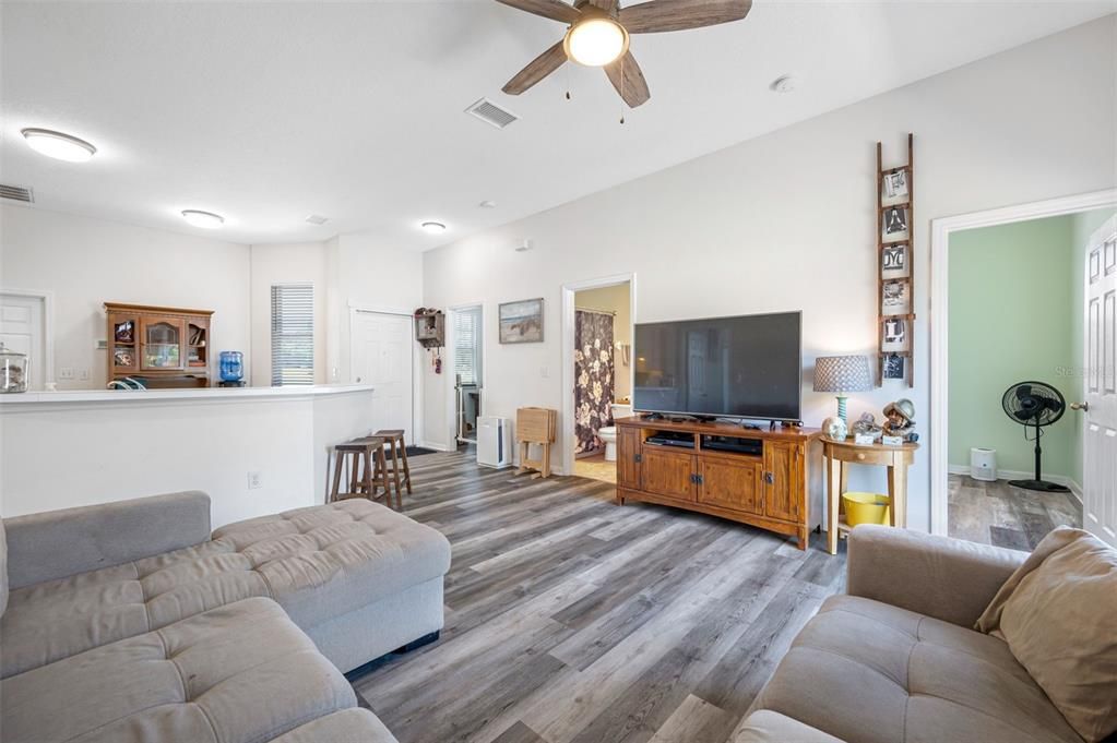 Active With Contract: $359,900 (3 beds, 2 baths, 1085 Square Feet)