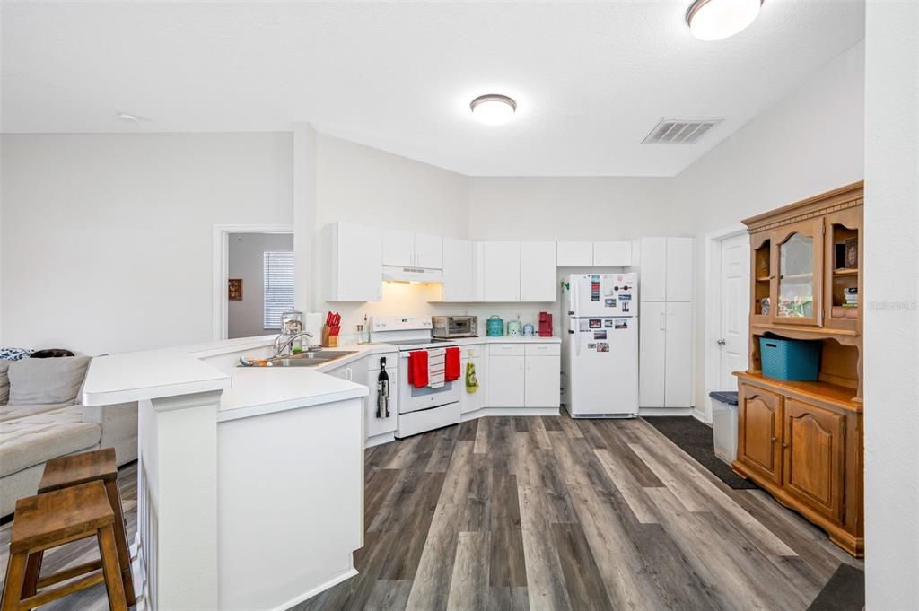 Active With Contract: $359,900 (3 beds, 2 baths, 1085 Square Feet)