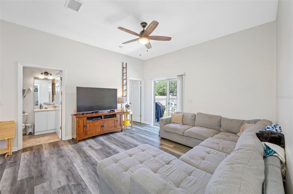 Active With Contract: $359,900 (3 beds, 2 baths, 1085 Square Feet)