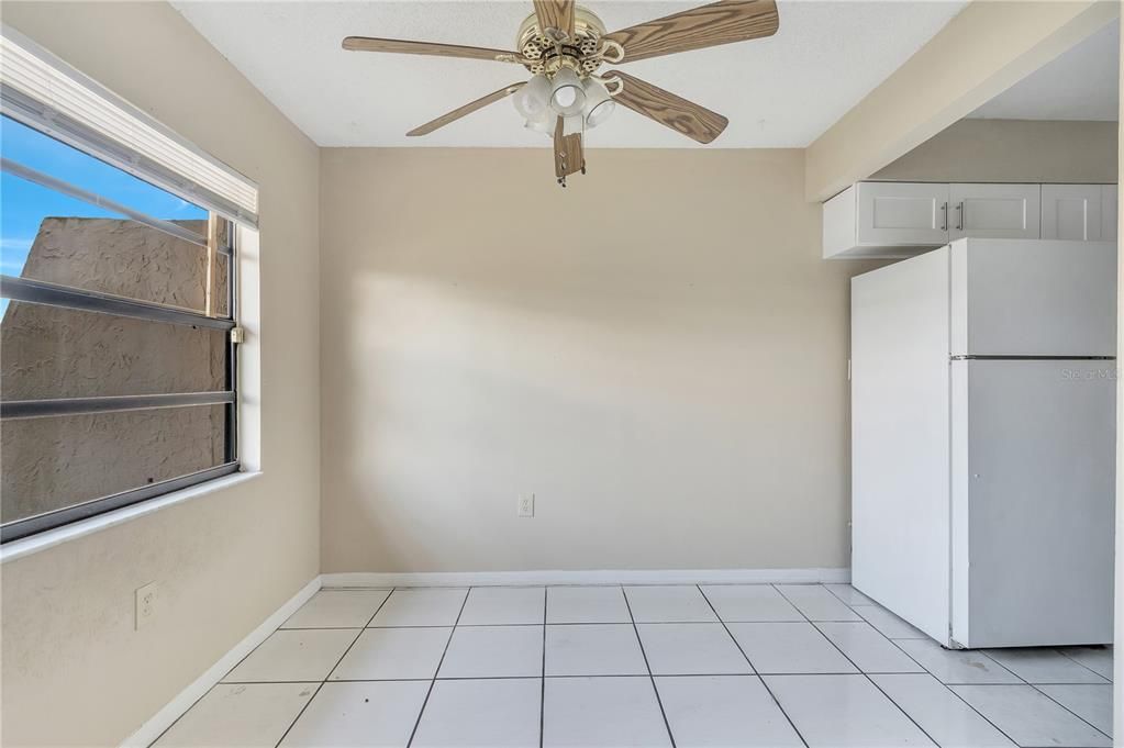 For Sale: $225,000 (2 beds, 2 baths, 991 Square Feet)