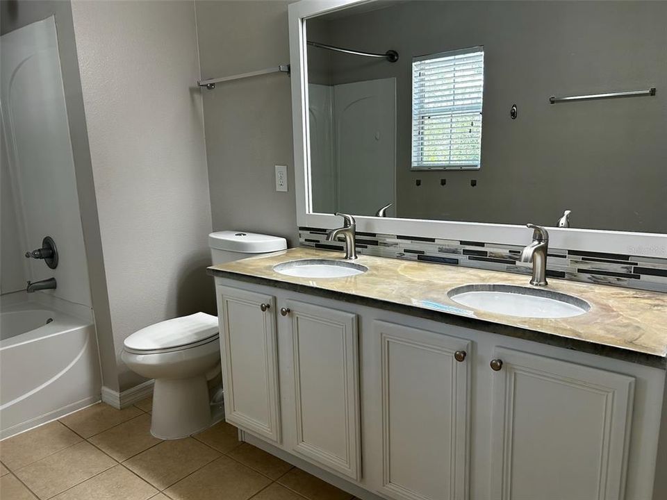 Upstairs shared Bathroom