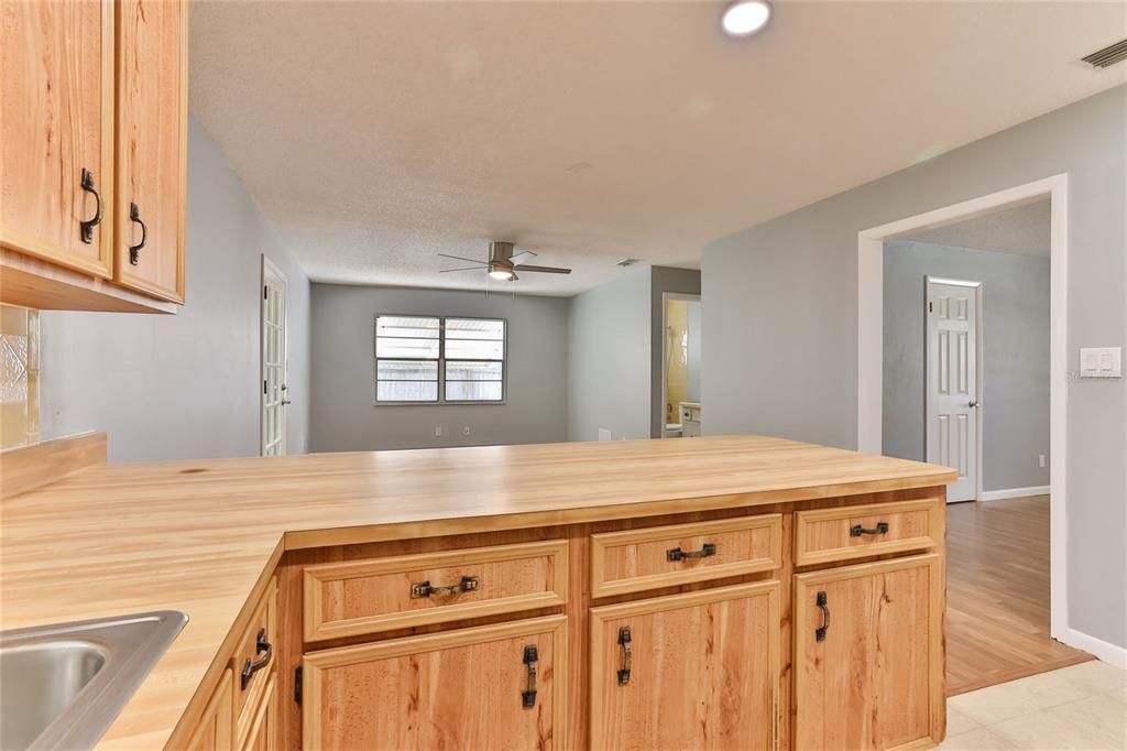 For Sale: $308,000 (2 beds, 2 baths, 1277 Square Feet)