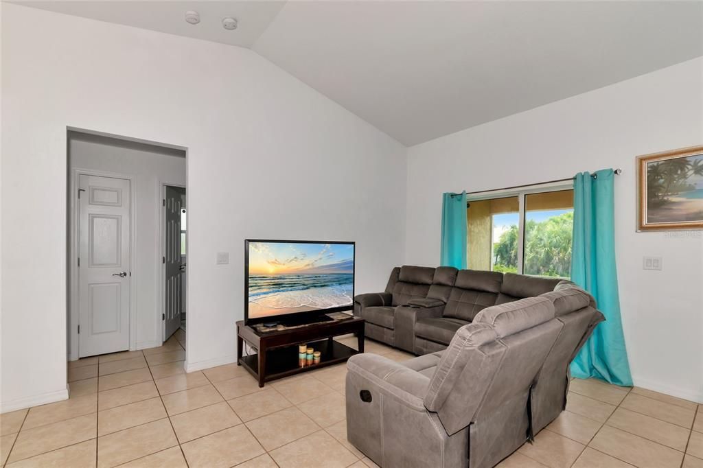 For Sale: $329,900 (3 beds, 2 baths, 1367 Square Feet)