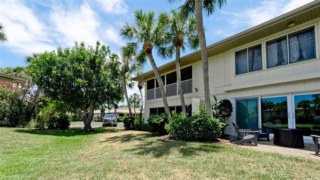 FIRST FLOOR END UNIT WITH LARGE SLIDERS LEADING TO THE BACKYARD & THE CANAL