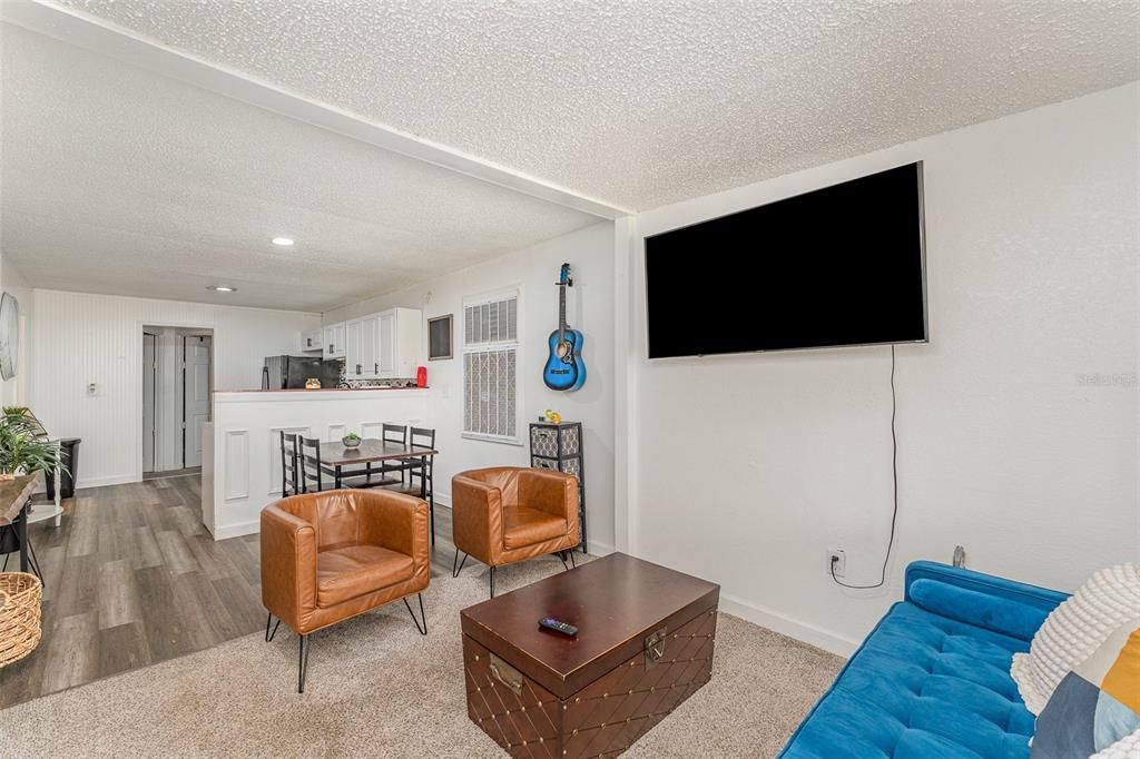 Active With Contract: $170,000 (2 beds, 1 baths, 400 Square Feet)
