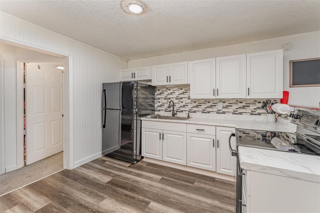 Active With Contract: $170,000 (2 beds, 1 baths, 400 Square Feet)