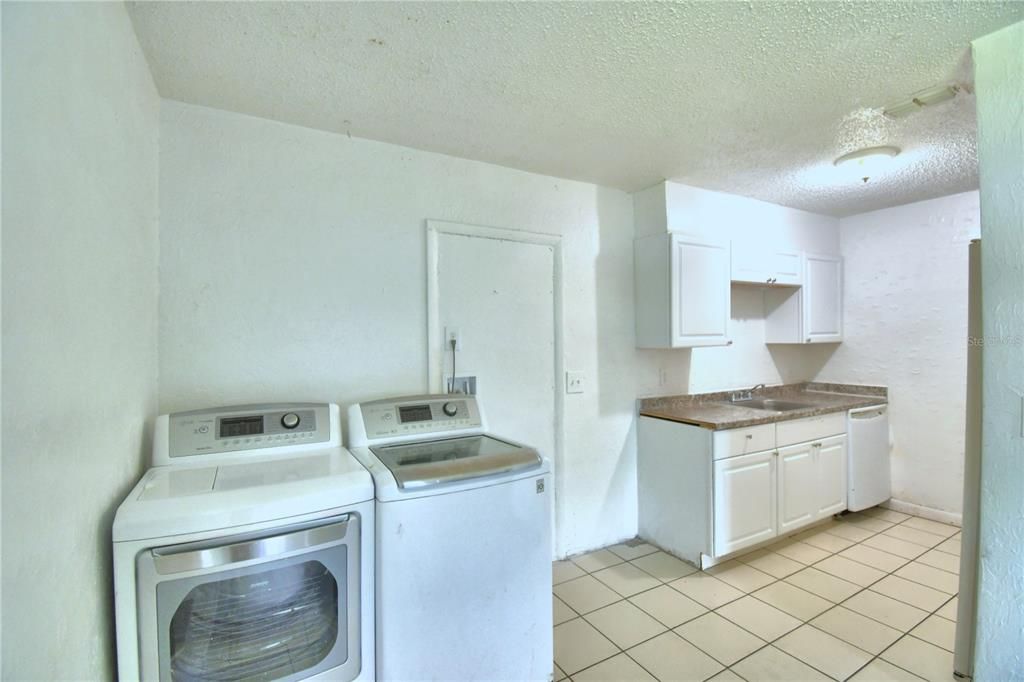 For Rent: $2,000 (3 beds, 1 baths, 816 Square Feet)