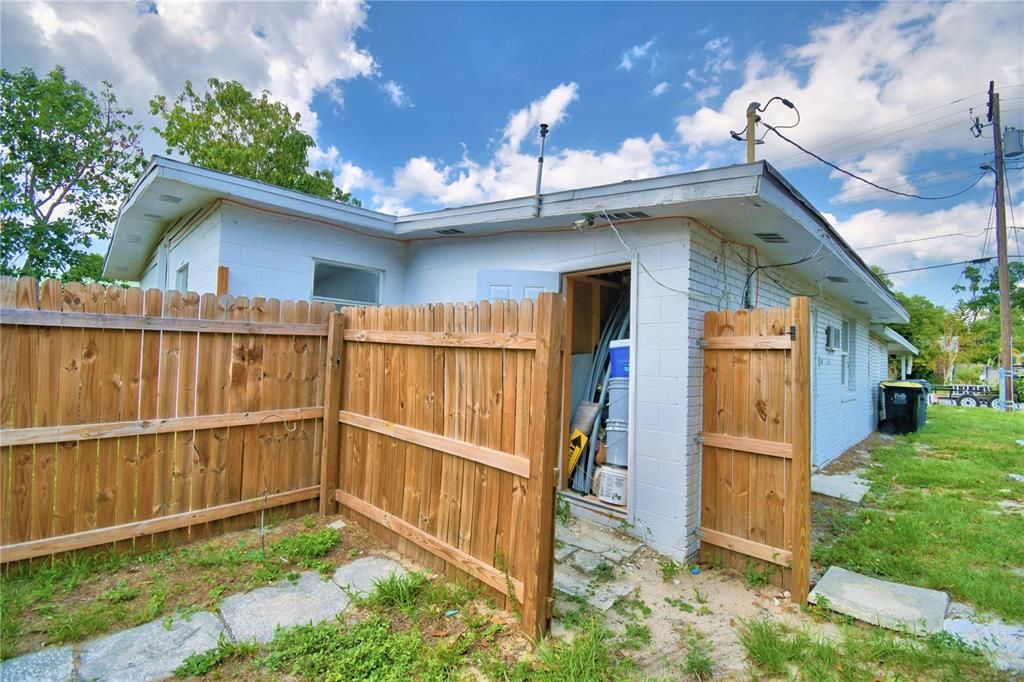 For Rent: $2,000 (3 beds, 1 baths, 816 Square Feet)