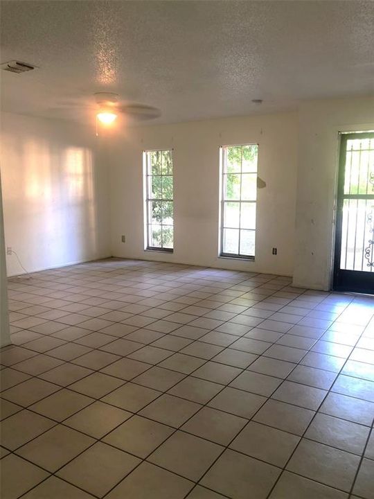 Active With Contract: $225,000 (3 beds, 1 baths, 977 Square Feet)