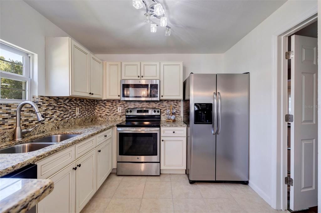 Active With Contract: $395,000 (2 beds, 2 baths, 856 Square Feet)