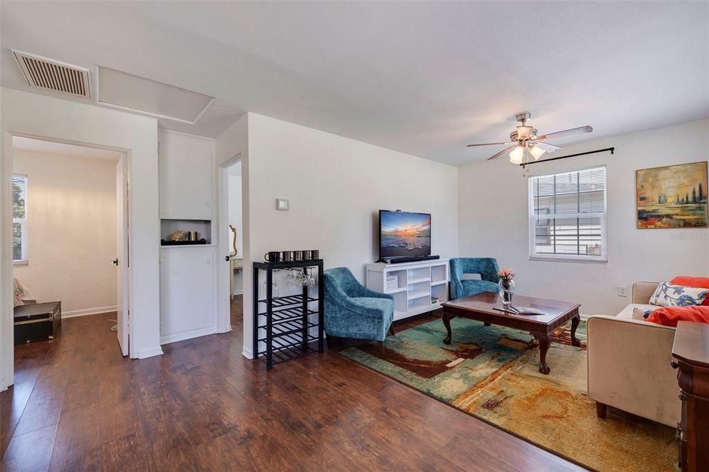 Recently Sold: $395,000 (2 beds, 2 baths, 856 Square Feet)