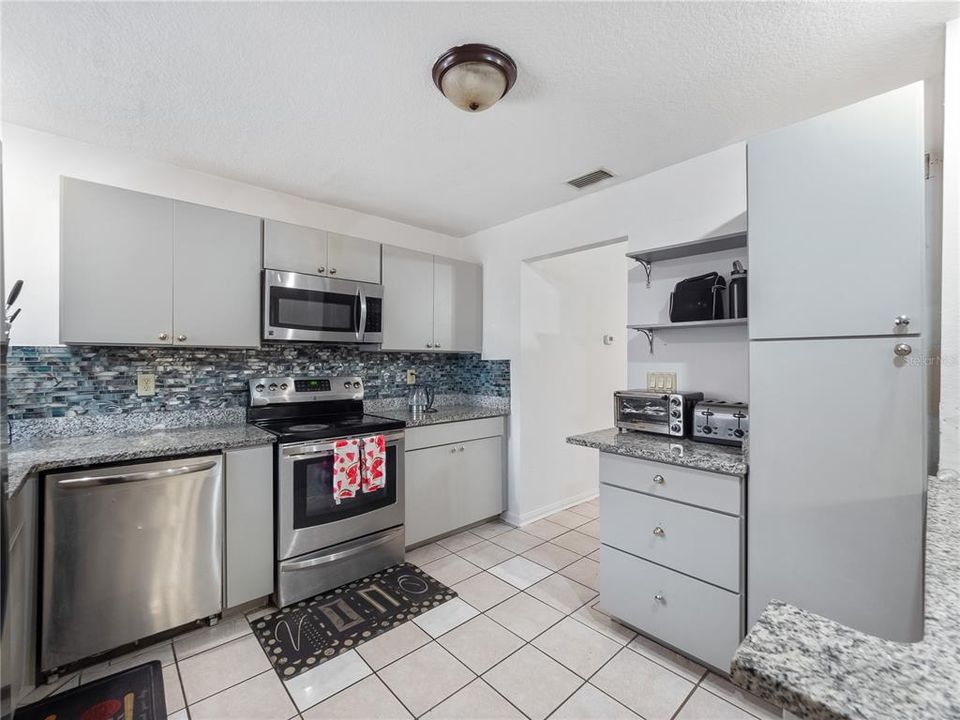 Kitchen w/ Stainless Steel applicances