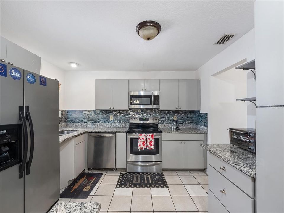 Kitchen w/ Stainless Steel applicances