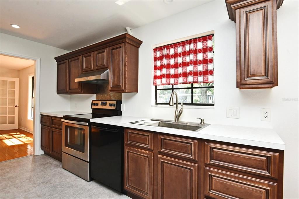 Active With Contract: $2,950 (3 beds, 2 baths, 2743 Square Feet)