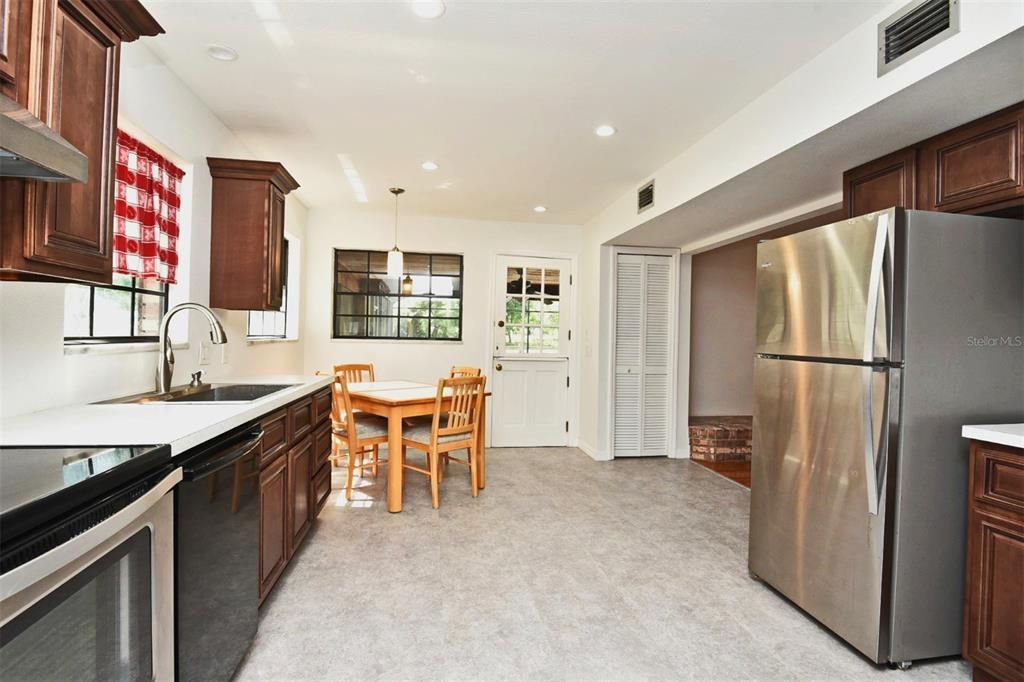 Active With Contract: $2,950 (3 beds, 2 baths, 2743 Square Feet)