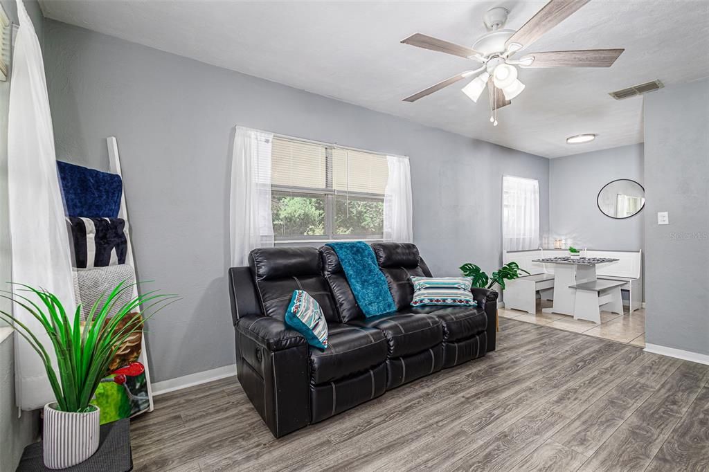 Active With Contract: $239,900 (3 beds, 1 baths, 805 Square Feet)