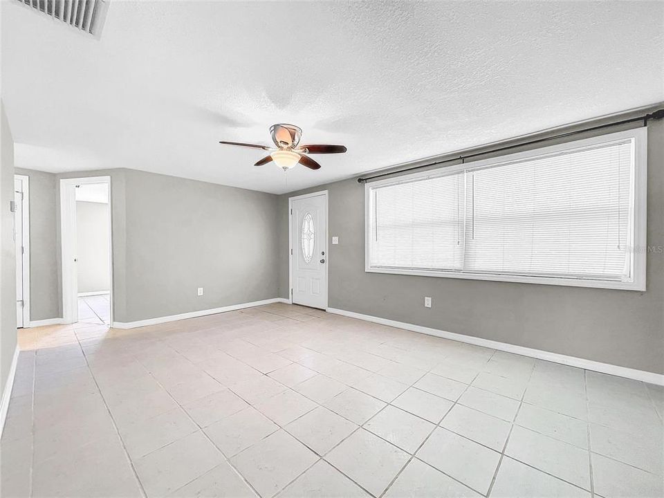 For Sale: $375,000 (2 beds, 2 baths, 1077 Square Feet)