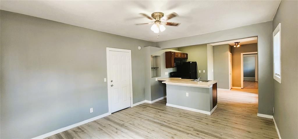 For Rent: $1,050 (1 beds, 1 baths, 900 Square Feet)