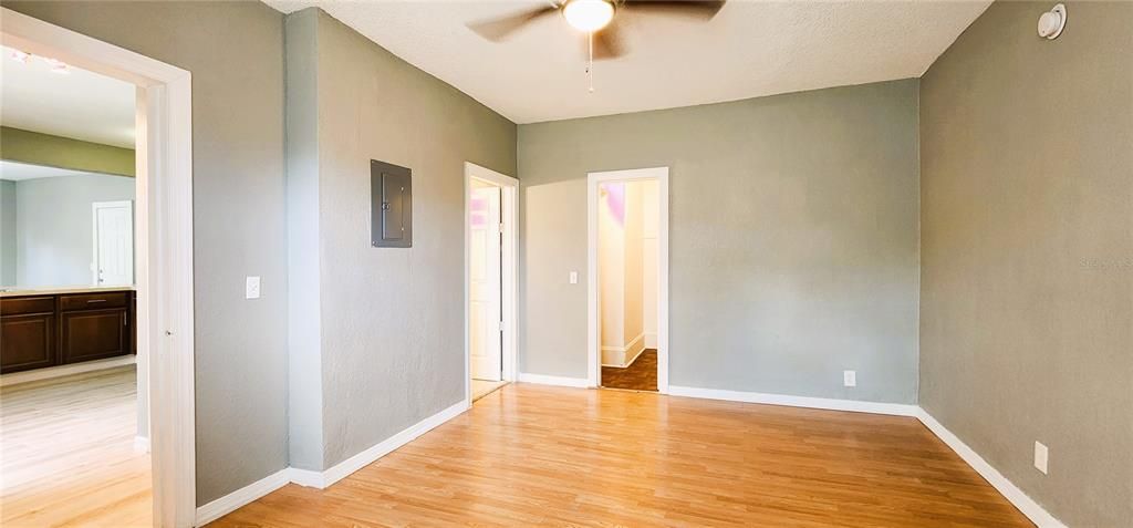 For Rent: $1,050 (1 beds, 1 baths, 900 Square Feet)