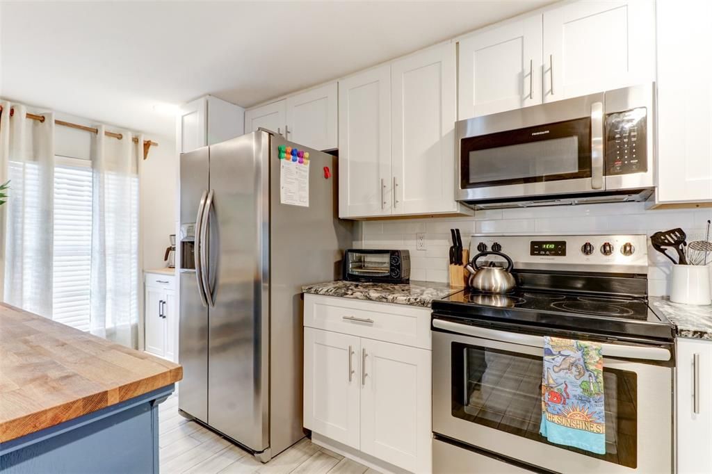 For Sale: $350,000 (2 beds, 2 baths, 880 Square Feet)