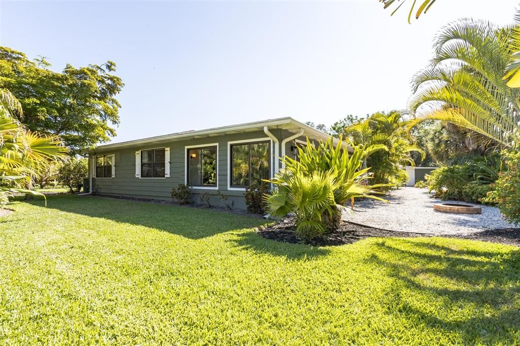 For Sale: $875,000 (3 beds, 2 baths, 1978 Square Feet)