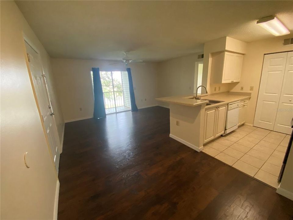 For Rent: $1,350 (1 beds, 1 baths, 733 Square Feet)