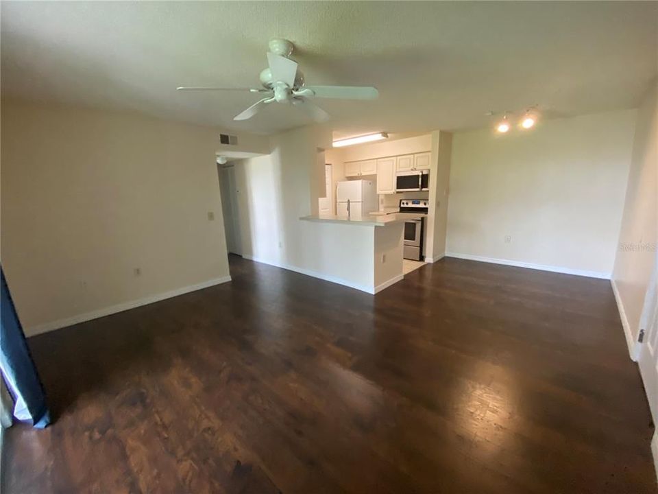 For Rent: $1,350 (1 beds, 1 baths, 733 Square Feet)