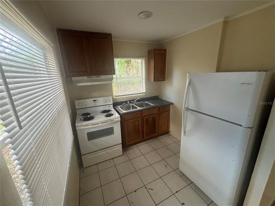 2 bed 1 bath back unit kitchen