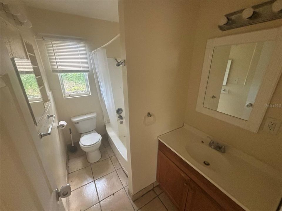 2 bed 1 bath back unit bathroom