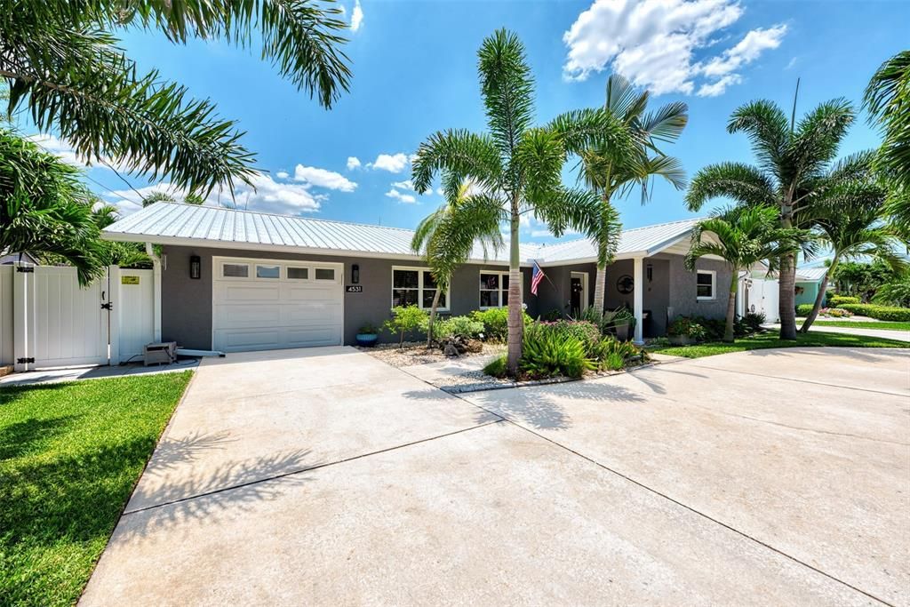 Active With Contract: $998,000 (2 beds, 2 baths, 1360 Square Feet)