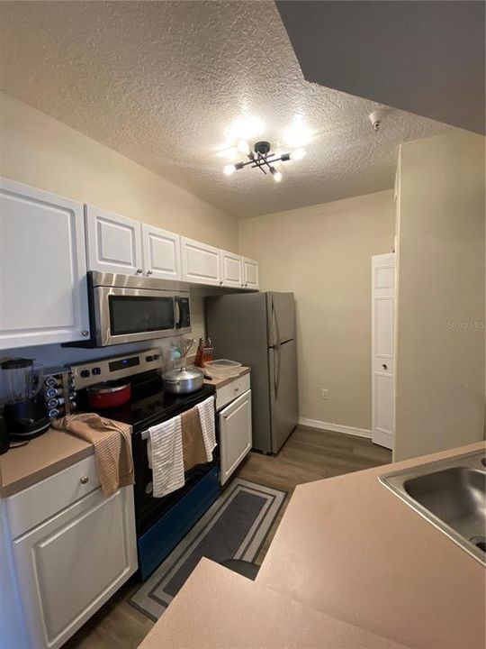For Sale: $185,000 (1 beds, 1 baths, 709 Square Feet)