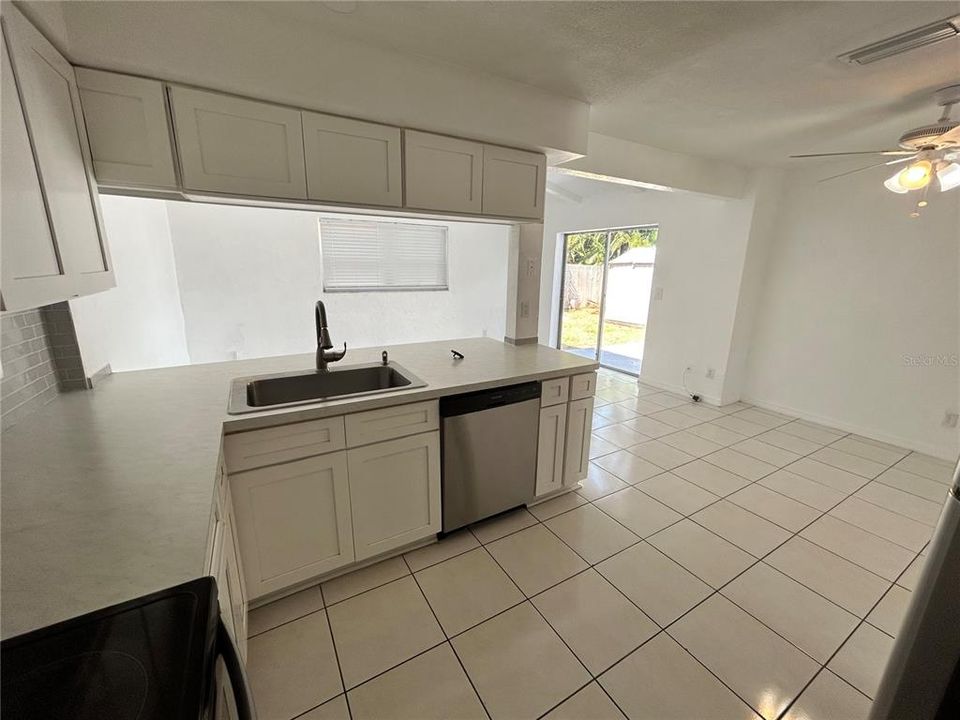 For Rent: $2,450 (3 beds, 2 baths, 1404 Square Feet)