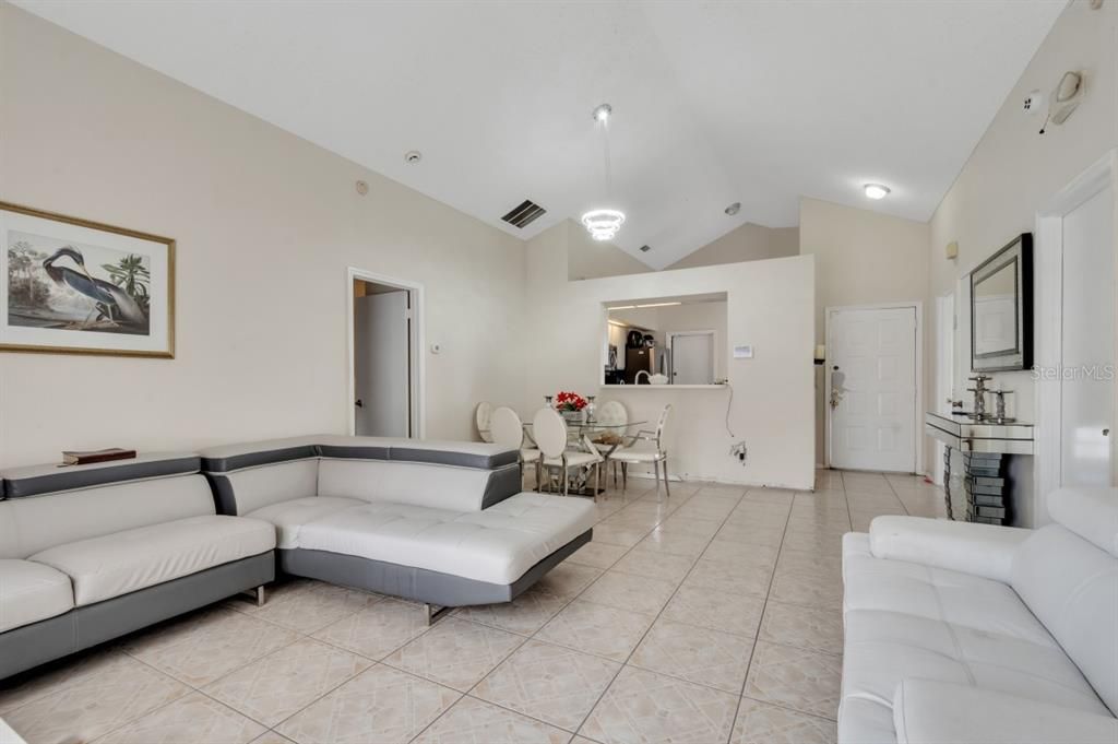 Active With Contract: $295,990 (2 beds, 2 baths, 1108 Square Feet)