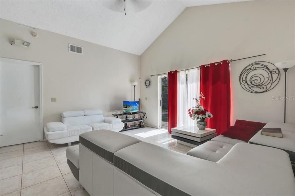Active With Contract: $295,990 (2 beds, 2 baths, 1108 Square Feet)