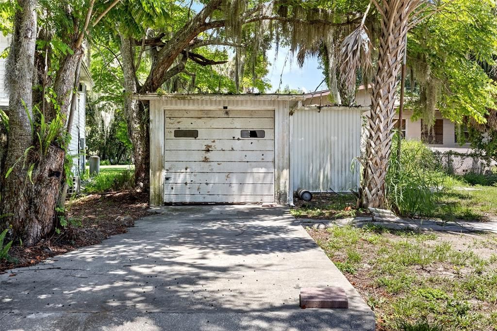 Detached garage/workshop/shed with electricity.