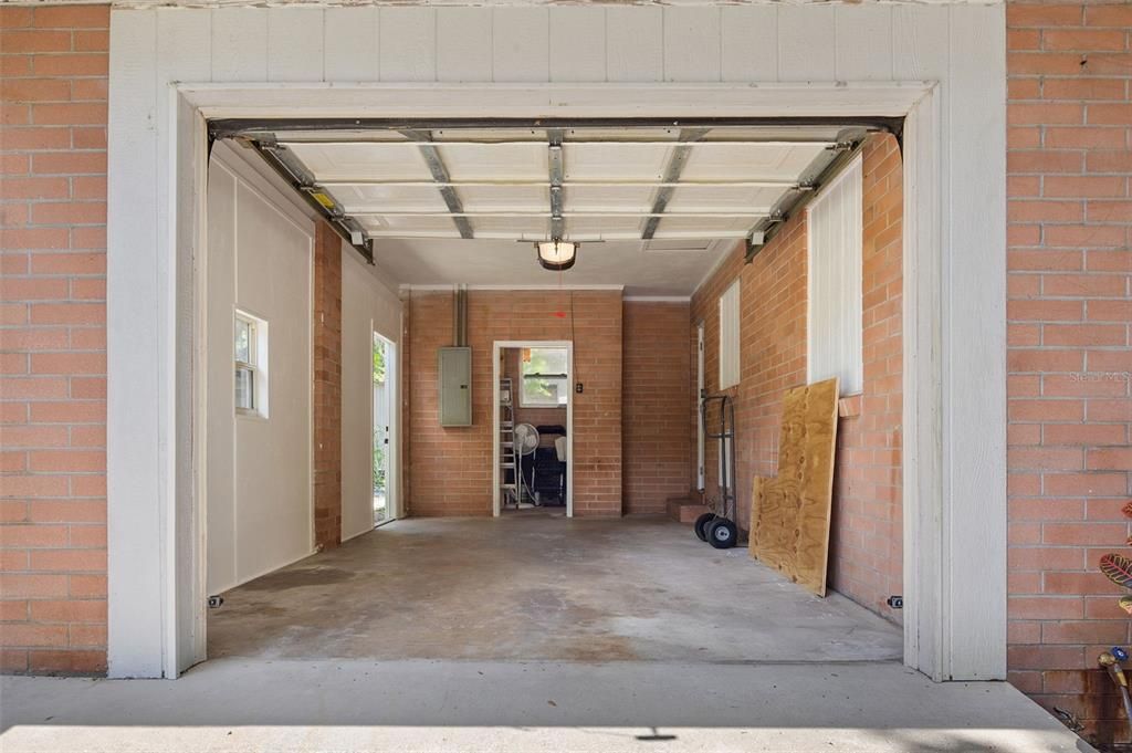 1 car garage with utility/laundry room